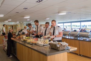 Pilotskola äter lunch