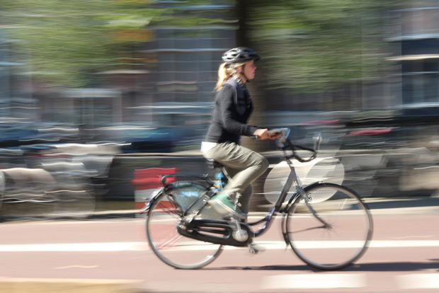 En cykeltjej i Amsterdam. Från weekendsresa Amsterdam 2013