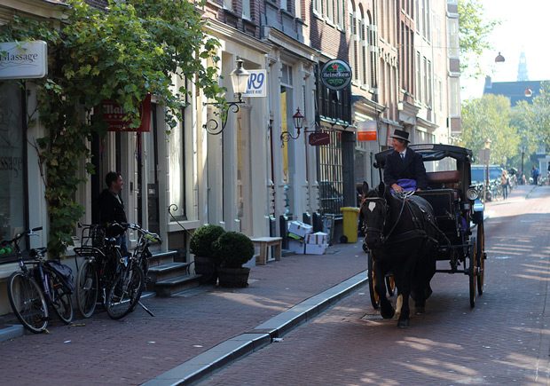 Glada människor på en gata i Amsterdam