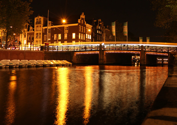 Bro över Prinsengracht kanal i Amsterdam - foto från weekendresan.